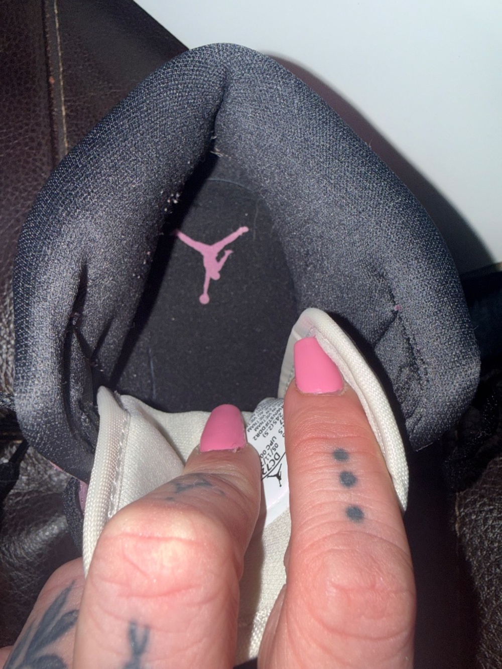 Air Jordan 1 MID SE (Women’s) - Picture 4 of 13